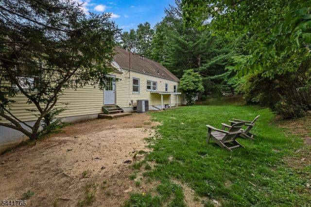 27 Dogwood Rd, Morris Plains Boro, NJ 07950
