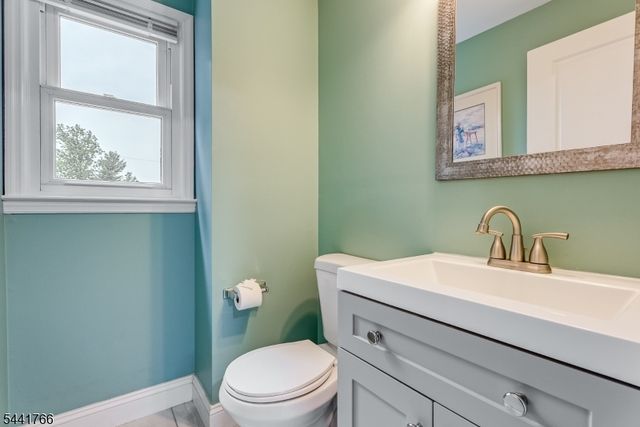 27 Dogwood Rd, Morris Plains Boro, NJ 07950