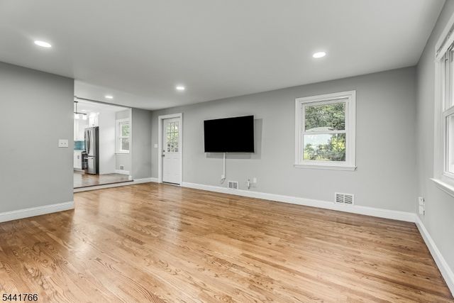 27 Dogwood Rd, Morris Plains Boro, NJ 07950