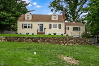 27 Dogwood Rd, Morris Plains Boro, NJ 07950