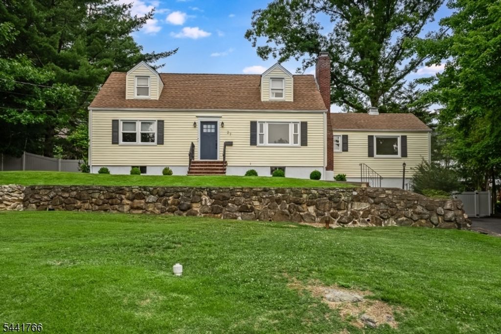 27 Dogwood Rd, Morris Plains Boro, NJ 07950