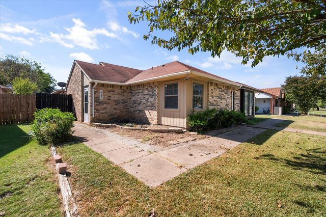 621 Stonehenge Drive, Grand Prairie, TX 75052