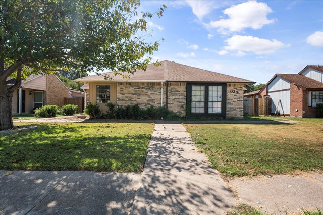 621 Stonehenge Drive, Grand Prairie, TX 75052