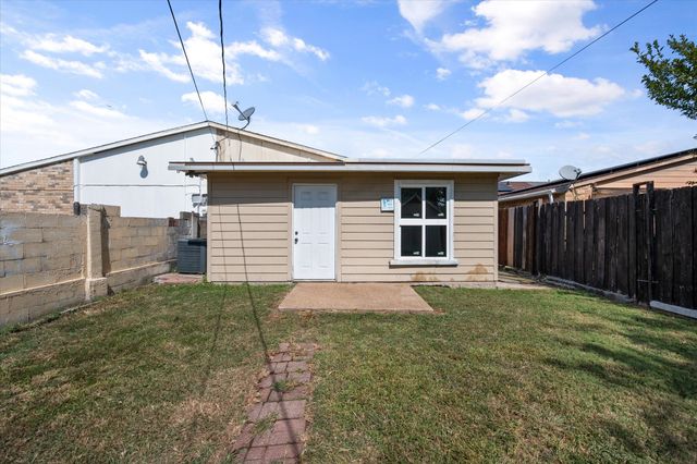 621 Stonehenge Drive, Grand Prairie, TX 75052