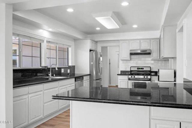 1715 La Barranca Road, La Canada Flintridge, CA 91011