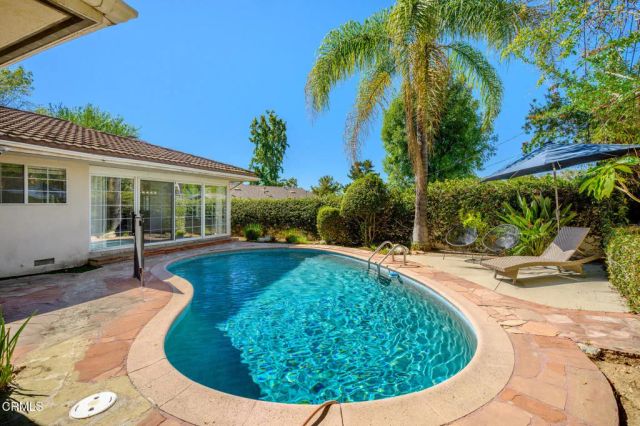 1715 La Barranca Road, La Canada Flintridge, CA 91011