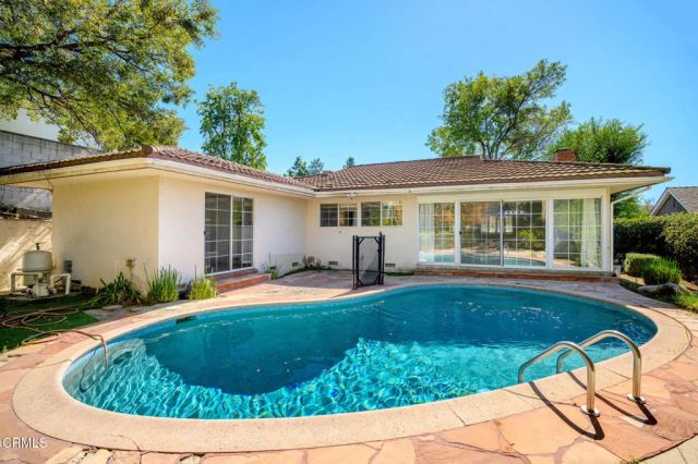 1715 La Barranca Road, La Canada Flintridge, CA 91011