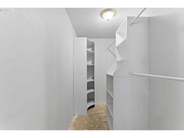 6334 Ne HASSALO St Ne, Portland, OR 97213