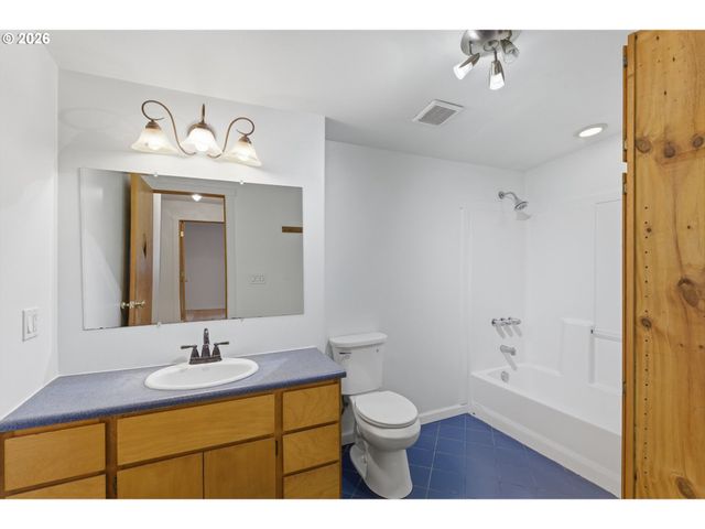 6334 Ne HASSALO St Ne, Portland, OR 97213