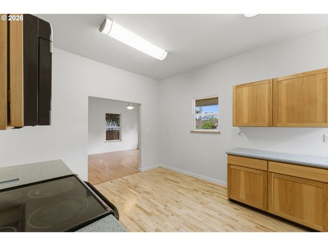 6334 Ne HASSALO St Ne, Portland, OR 97213