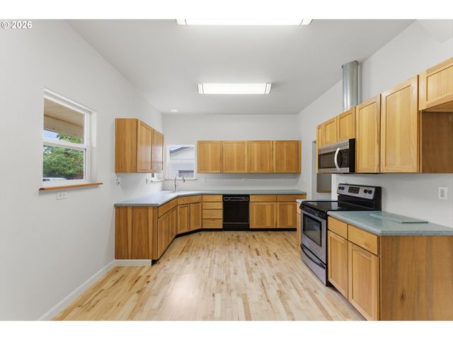 6334 Ne HASSALO St Ne, Portland, OR 97213
