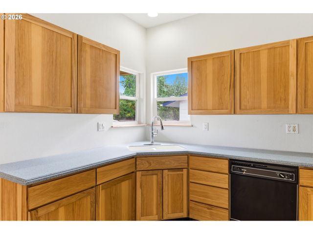 6334 Ne HASSALO St Ne, Portland, OR 97213