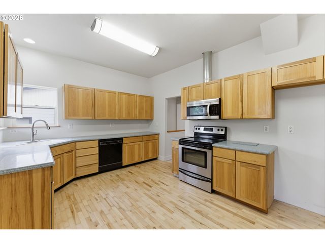 6334 Ne HASSALO St Ne, Portland, OR 97213