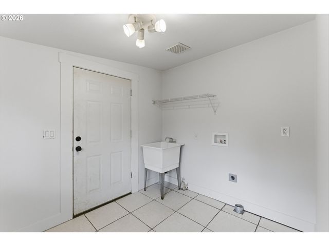6334 Ne HASSALO St Ne, Portland, OR 97213