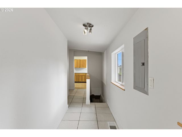 6334 Ne HASSALO St Ne, Portland, OR 97213