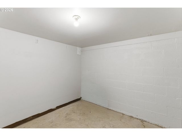 6334 Ne HASSALO St Ne, Portland, OR 97213