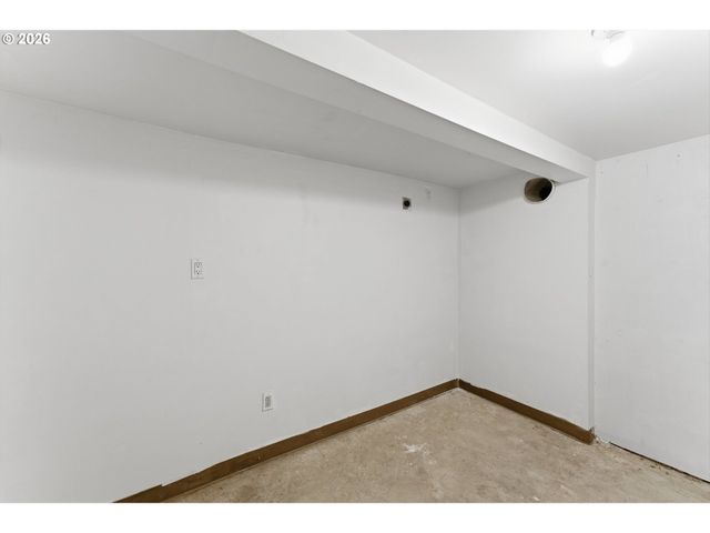 6334 Ne HASSALO St Ne, Portland, OR 97213