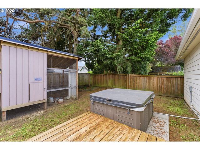 6334 Ne HASSALO St Ne, Portland, OR 97213