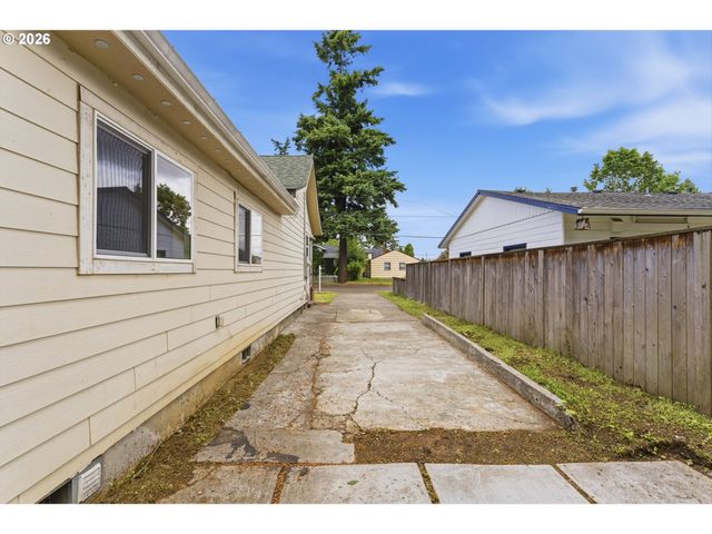 6334 Ne HASSALO St Ne, Portland, OR 97213