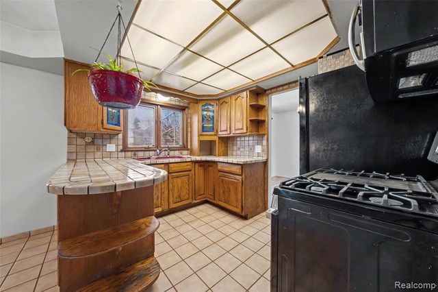 29243 Lloyd Drive, Warren, MI 48092