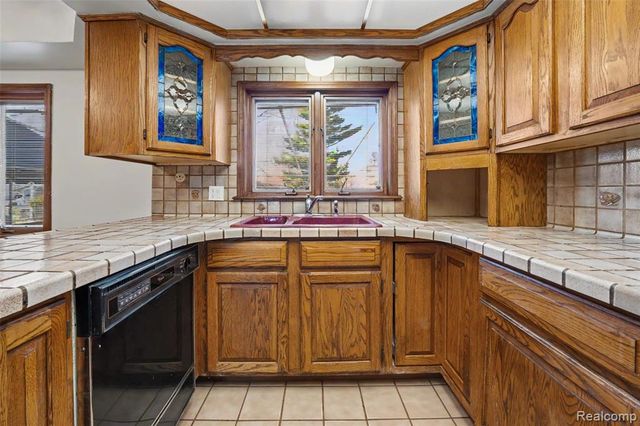 29243 Lloyd Drive, Warren, MI 48092