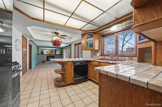 29243 Lloyd Drive, Warren, MI 48092