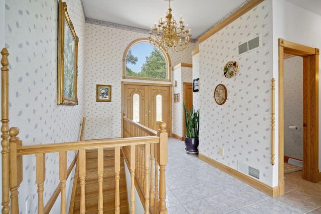 W304N2470 Maple AVENUE, Pewaukee, WI 53072