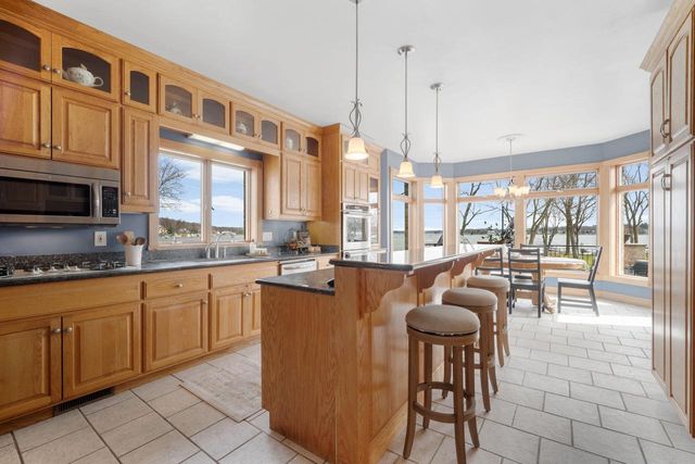 W304N2470 Maple AVENUE, Pewaukee, WI 53072