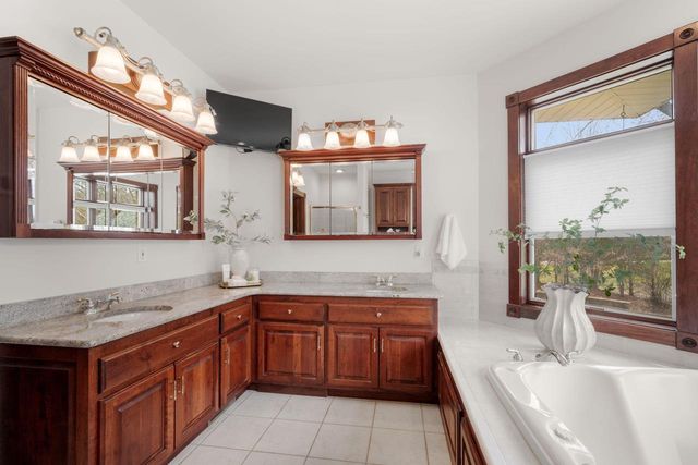 W304N2470 Maple AVENUE, Pewaukee, WI 53072