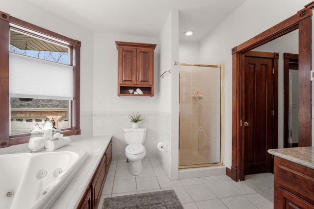 W304N2470 Maple AVENUE, Pewaukee, WI 53072
