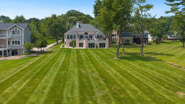 W304N2470 Maple AVENUE, Pewaukee, WI 53072