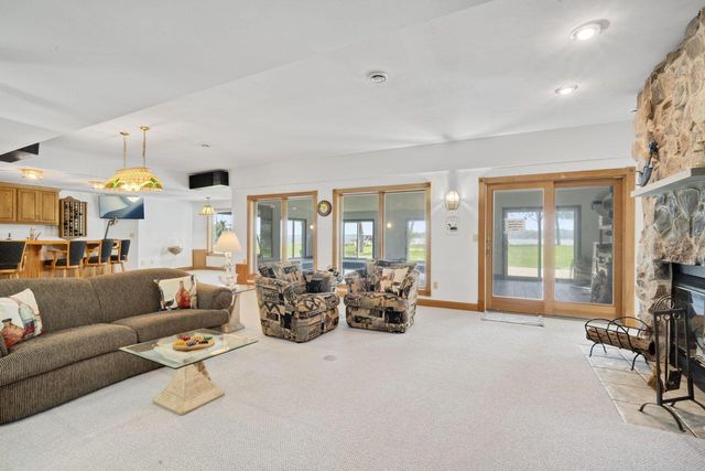 W304N2470 Maple AVENUE, Pewaukee, WI 53072