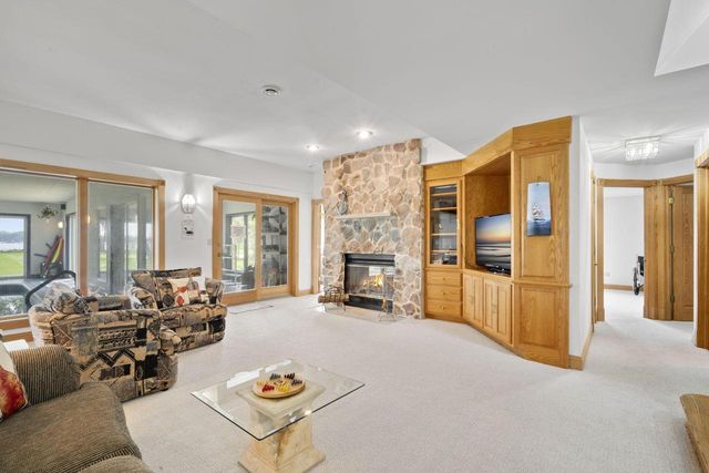 W304N2470 Maple AVENUE, Pewaukee, WI 53072