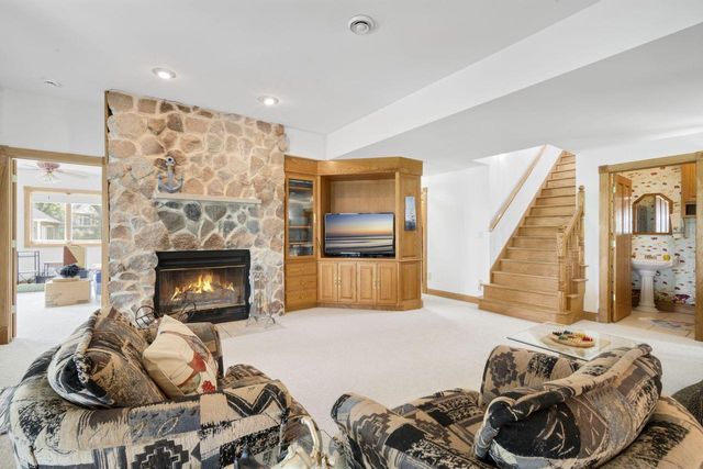 W304N2470 Maple AVENUE, Pewaukee, WI 53072