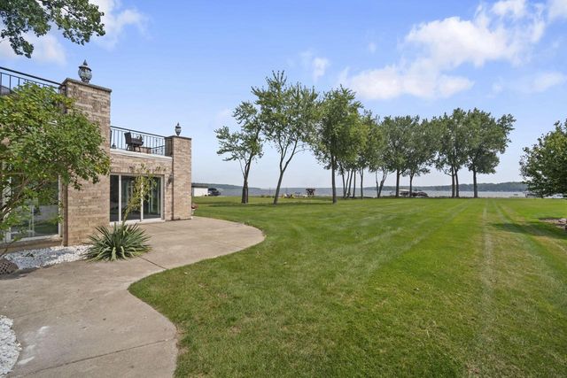 W304N2470 Maple AVENUE, Pewaukee, WI 53072