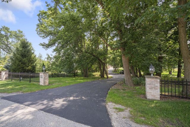 W304N2470 Maple AVENUE, Pewaukee, WI 53072