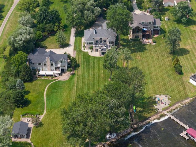 W304N2470 Maple AVENUE, Pewaukee, WI 53072