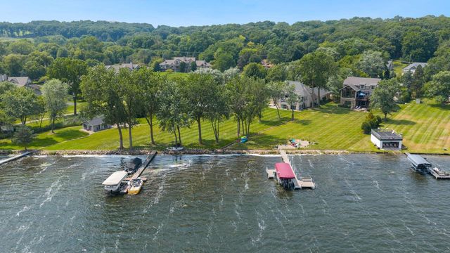 W304N2470 Maple AVENUE, Pewaukee, WI 53072