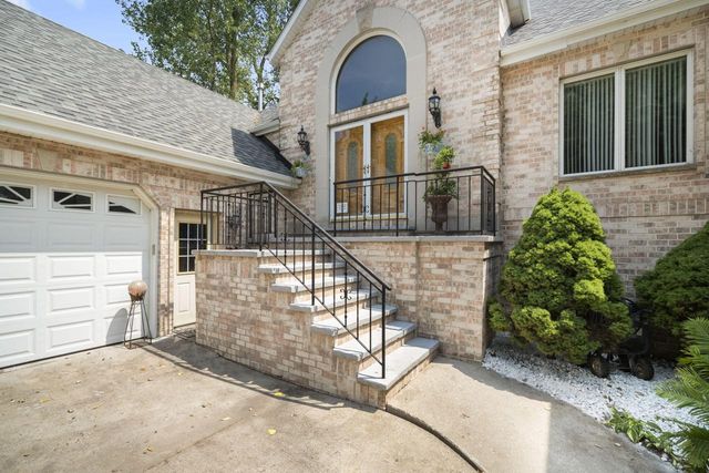 W304N2470 Maple AVENUE, Pewaukee, WI 53072
