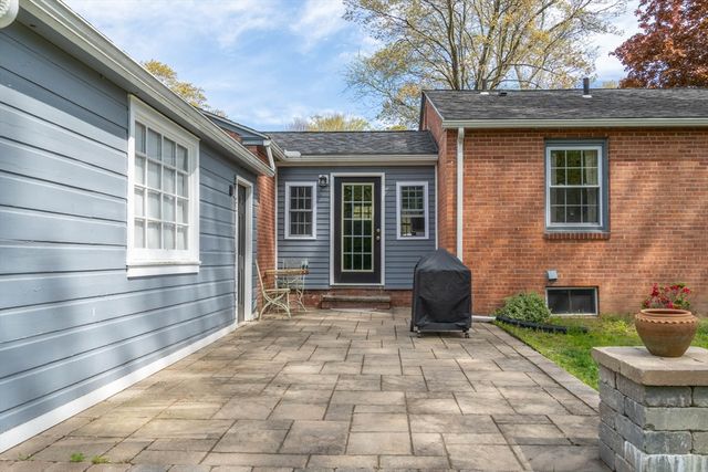 535 Converse St, Longmeadow, MA 01106