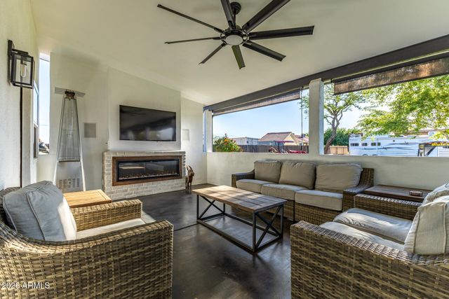 7042 N COTTON Lane, Waddell, AZ 85355