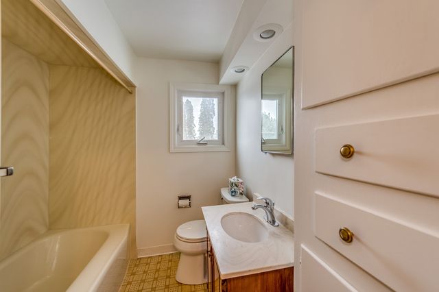 7540 W Rosedale Avenue, Chicago, IL 60631