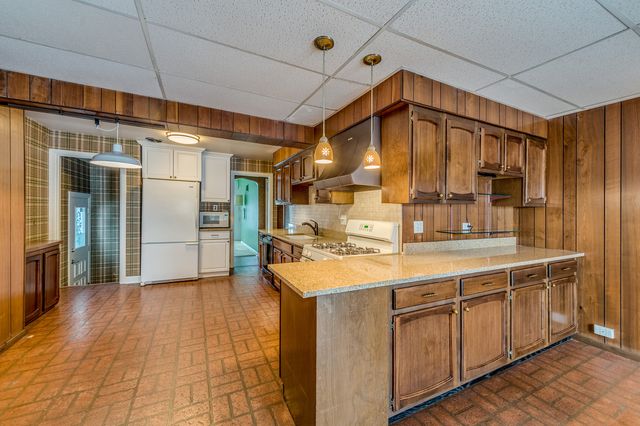 7540 W Rosedale Avenue, Chicago, IL 60631