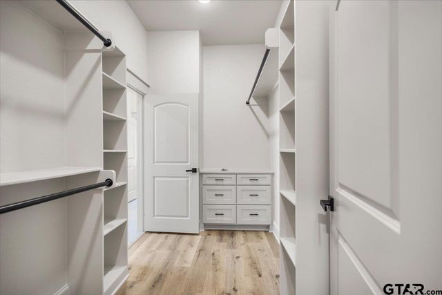 16618 Meadow Crest Dr, Lindale, TX 75771