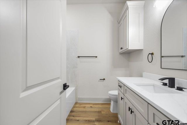 16618 Meadow Crest Dr, Lindale, TX 75771