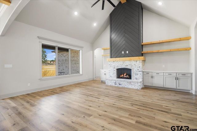 16618 Meadow Crest Dr, Lindale, TX 75771