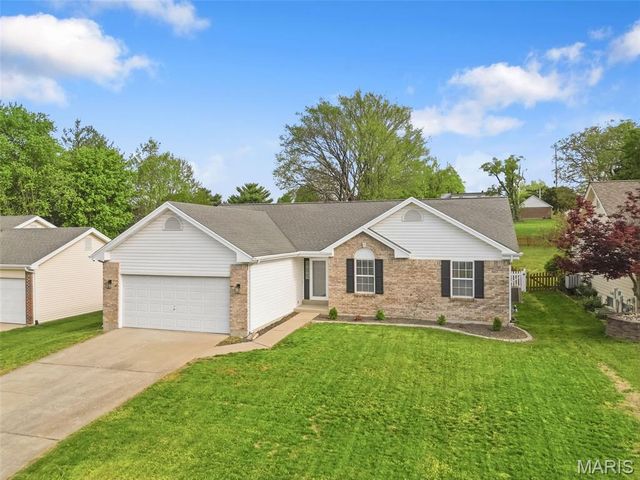 41 McClay Trail Drive, St Peters, MO 63376