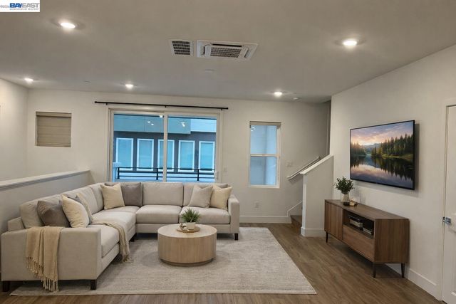 5552 Holly Bay Ave D, Dublin, CA 94568
