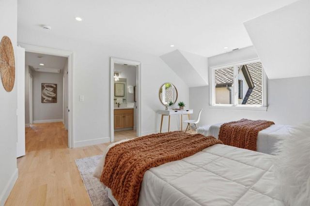 208 Stanford Avenue, Menlo Park, CA 94025