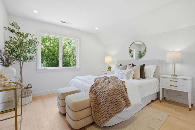 208 Stanford Avenue, Menlo Park, CA 94025